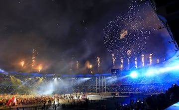 Vista general de los juegos pirotécnicos durante la ceremonia de clausura de los XXIII Juegos Centroamericanos y del Caribe hoy, viernes 3 de agosto de 2018, en el estadio Metropolitano Roberto Meléndez, en Barranquilla (Colombia). Barranquilla despide oficialmente la edición 23 de los Juegos Centroamericanos y del Caribe que dejaron a México como el país vencedor con 132 oros, a Cuba en segundo puesto con 102 y la delegación anfitriona, Colombia, en tercer lugar con 79.