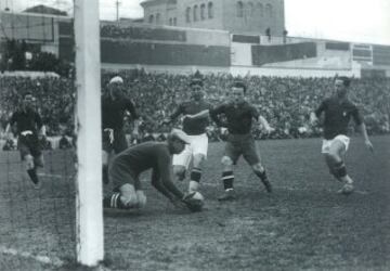Partido clasificatorio para el mundial de Italia 1934 Portugal - Espa?a (9-0) Ricardo Zamora parando el bal¨®n