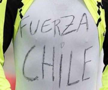 Horas después del terremoto, Humberto Suazo anotó dos goles en Zaragoza. 'Chupete' celebró moderadamente y con una polera que decía 'Fuerza Chile'.