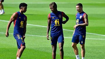 Nico Williams, Balde y Yeremy Pino, esta mañana en el entrenamiento de la Selección.