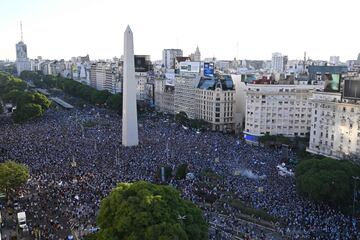 Miles de aficionados celebran en Buenos Aires el pase a la final del Mundial de Qatar 2022.