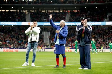 Nahuel Molina, Correa y De Paul, homenajeados en el Metropolitano como campeones del mundo.