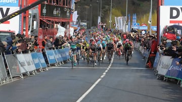 Jay McCarthy celebra su victoria en la tercera etapa de la Vuelta al País Vasco 2018 con final en Villanueva de Valdegobía, que se perfila como final de etapa en la Vuelta a España 2020.