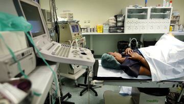 Imagen de una mujer embarazada tumbada en una camilla.