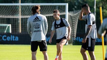 Emre Mor, con el balón, durante un entrenamiento del Celta junto a Miguel Rodríguez y Gabriel Fernández.