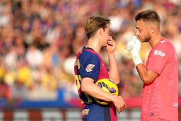 Frenkie de Jong del FC Barcelona charla con Jasper Cillessen de la UD Las Palmas durante el partido de la jornada 15 entre el FC Barcelona contra Las Palmas en el Estadio Ol赤mpico Lluis Companys, el 30 de noviembre de 2024 en Barcelona. El equipo canario se llev車 una sorprendente victoria fuera de casa al ganar por 1-2.