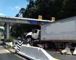 Tráiler se impacta contra caseta en autopista México-Toluca