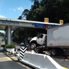 Tráiler se impacta contra caseta en autopista México-Toluca