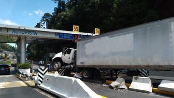 Tráiler se impacta contra caseta en autopista México-Toluca