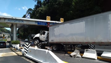 Tráiler embiste a automovilistas en la carretera México-Toluca