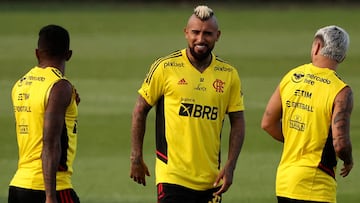 RIO DE JANEIRO, BRAZIL - JULY 18: New signing Arturo Vidal (C) of Flamengo talks with Rodinei and De Arrascaeta (R) during a training session at Ninho do Urubu on July 18, 2022 in Rio de Janeiro, Brazil. (Photo by Buda Mendes/Getty Images)