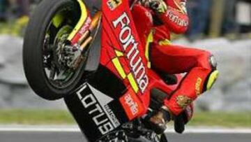 <b>G.P. AUSTRALIA. </b>Jorge Lorenzo celebra con un caballito su victoria en Phillip Island.