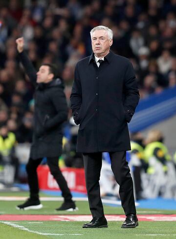 El entrenador de Real Madrid, Carlo Ancelotti, en la banda del Bernabéu.