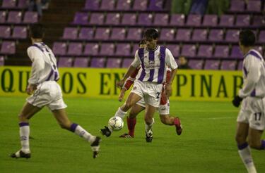 En 1989 fichó por el Real Valladolid. Con este equipo debutó y jugó en Primera División hasta 1993. Posteriormente regresará en 1998 hasta retirarse en 2004.
