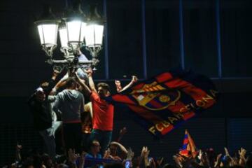 Los aficionados culés celebraron el título de campeones de Copa del Rey en la fuente de Canaletas.