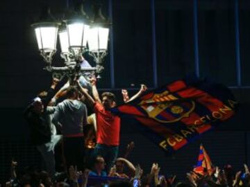 Los aficionados culés celebraron el título de campeones de Copa del Rey en la fuente de Canaletas.