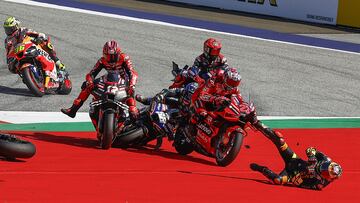 Montonera en MotoGp tras la salida del sprint en Austria.