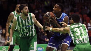 Ryan Kelly y Askia Booker tratan de parar a Deon Thompson durante el Betis-San Pablo Burgos.
