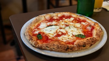 Así es la pizza más ‘gochona’ de edición limitada con aros de cebolla y extra de salsa cheddar