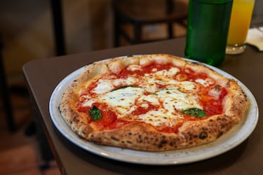 La pizza napolitana es un tipo de pizza tradicional originaria de Nápoles, Italia, famosa en todo el mundo por su masa suave, bordes altos y esponjosos (cornicione) y su cocción rápida en horno de leña. Sus tipos más famosos son: Margherita (tomate, mozzarella y albahaca) y la Marinara (tomate, ajo, orégano y aceite de oliva (sin queso)).