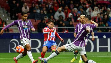 MADRID, 14/04/2025.- El delantero argentino del Atlético Giualiano Simeone (d) disputa un balón con el defensa brasileño del Valladolid Henrique (i) durante el partido de LaLiga de fútbol que Atlético de Madrid y Real Valladolid disputan este lunes en el estadio Metropolitano. EFE/Mariscal