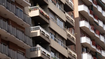 Fachada de un edificio, a 25 de abril de 2023, en Barcelona, Catalunya (España). La oferta de viviendas en alquiler ha caído un 51% en Barcelona desde el inicio de la legislatura, en 2019, según un comunicado de Idealista hoy. Barcelona es la segunda capital de provincia en la que más se ha reducido el parque en alquiler, solo por detrás de Cuenca (-59%) y por delante de Pontevedra (-48%) y Valencia (-45%). En el resto de capitales de provincia catalanas, la reducción ha sido del 35% en Girona, del 34% en Lleida y del 21% en Tarragona. En el conjunto de Catalunya la reducción ha sido del 41%, la comunidad autónoma en la que más ha caído el 'stock' de viviendas en alquiler.
25 ABRIL 2023;VIVIENDA;ECONOMÍA;SOCIEDAD;ALQUILER;COMPRA VENTA;PISOS;
David Zorrakino / Europa Press
25/04/2023