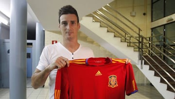 04/10/10 ADURIZ CONVOCADO POR LA SELECCION ESPAÑOLA ESPAÑA ENTREVISTA CAMISETA PUBLICADA 05/10/10 NA MA21 1COL PUBLICADA 05/10/10 VA01 PORTADA 5COL