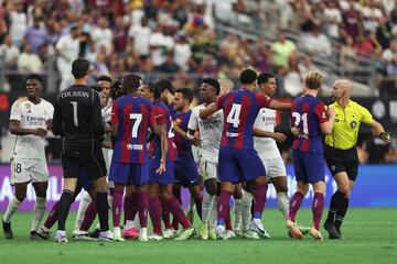 Tangana entre los jugadores tras la dura entrada de De Jong a Militao.