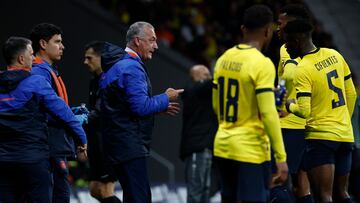 MADRID, 12/11/2022.- El seleccionador de Ecuador, Gustavo Julio Alfaro (3i), da instrucciones a sus jugadores durante el encuentro amistoso de preparación para el mundial de Qatar que los combinados nacionales de Ecuador e Irak disputan este sábado en el estadio Civitas Metropolitano, en Madrid. EFE/J.J Guillén
