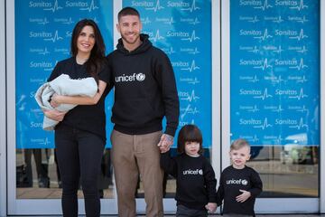 Pilar Rubio y Alejandro abandonan el hospital junto a Ramos y sus dos otros hijos