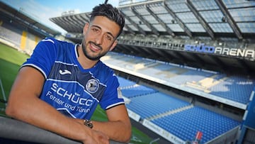 &Aacute;lex P&eacute;rez posa con su nueva camiseta.