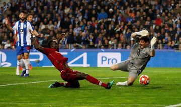 0-1. Iker Casillas no pudo impedir el primer gol de Sadio Mané. La jugada fue revisada por el VAR.