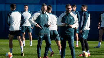 02/12/25 MALAGA CF ENTRENAMIENTO
Funes , entrenador y su ayudante Juan Carlos AndrEs