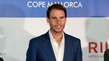 Rafa Nadal posa durante la gala de los Premios Populares de COPE Mallorca, donde recibió el Premio Popular de Honor.