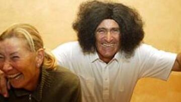 <b>EL REY LEÓN</b>. Pirri, junto a su mujer Sonia Bruto, se lo pasó en grande con su llamativa peluca.