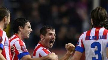 <b>RABIA Y ALEGRÍA. </b>Emre, autor del segundo gol de los rojiblancos, celebra puño en alto su tanto. Gabi, Tiago y Filipe Luis se acercan a su compañero para felicitarlo.