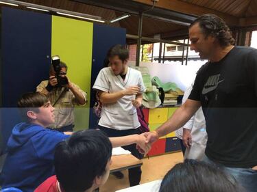 Pizzi se distrae visitando uno de los institutos de la Teletón