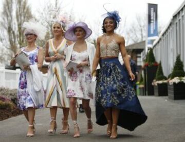 Grand National: Ladies' Day elegance from Aintree