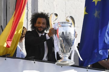 Marcelo ofrece a la afición la copa de LaLiga y la Champions desde el balcón de la sede de la Comunidad de Madrid. 