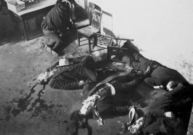 El 14 de febrero de 1929 siete miembros del crimen organizado de Chicago, de la banda de 'Bugs' Moran, fueron asesinados. Algunos de los asesinos llevaban uniformes de policía para simular una redada y así tenderles una trampa. Nunca se supo quién fue el autor intelectual de la matanza, pero todas las pesquisas apuntaron a Al Capone, aunque nunca se pudo demostrar y no se juzgó a nadie por ello. La masacre provocó un gran impacto en la sociedad e EE.UU., cambiando la percepción que hasta entonces se tenía del crimen organizado.