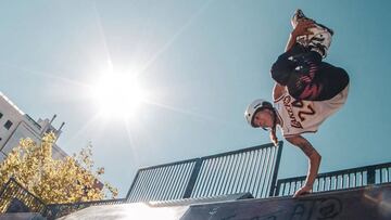 La rider bilba&iacute;na de Roller Freestyle Mery Mu&ntilde;oz planchando uno de sus trucos a una mano en una rampa con el sol de fondo y la camiseta de los Lakers con el 24 de Kobe Bryant. Para la edici&oacute;n digital de la E-FISE de Montpellier. 