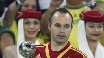 El jugador de la selección española Andrés Iniesta posa con el Balón de Plata recibido al término de la final de la Copa Confederaciones 2013 ante Brasil, disputada hoy en el estadio de Maracaná, en Río de Janeiro.