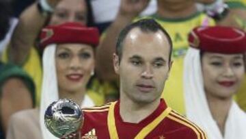 El jugador de la selecci&oacute;n espa&ntilde;ola Andr&eacute;s Iniesta posa con el Bal&oacute;n de Plata recibido al t&eacute;rmino de la final de la Copa Confederaciones 2013 ante Brasil, disputada hoy en el estadio de Maracan&aacute;, en R&iacute;o de Janeiro. 