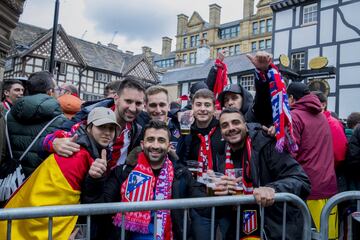 Un gran número de aficionados del Atlético de Madrid han dado color en el día de hoy a las calles de la ciudad inglesa a la espera del partido de cuartos de esta noche.