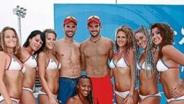 <b>AMBIENTADOS. </b>Herrera y Mesa, junto a las cheerleaders canarias que animarán en el voley playa.