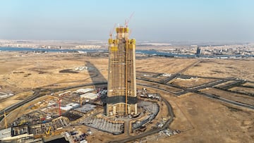 The building, with 678 floors and an estimated investment of $5 billion, aims to break all height records.