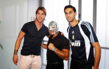 Hace algunos años tuvo la oportunidad de conocer a los jugadores 'Merengues'. Aquí posando con Sergio Ramos y Álvaro Arbeloa