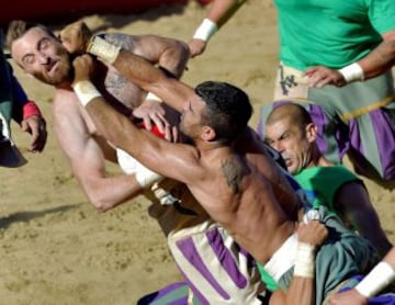 El equipo blanco contra el verde disputan el partido ataviados con las ropas tradicionales.