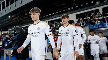 César Palacios antecede a Nico Paz en el partido contra el Mérida del Castilla.