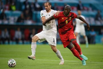 Giorgio Chiellini y Romelu Lukaku.